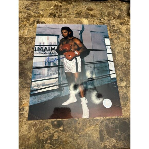 Muhammad Ali Signed 8x10 Boxing Photo with COA - HOF Autograph - Picture 1 of 7